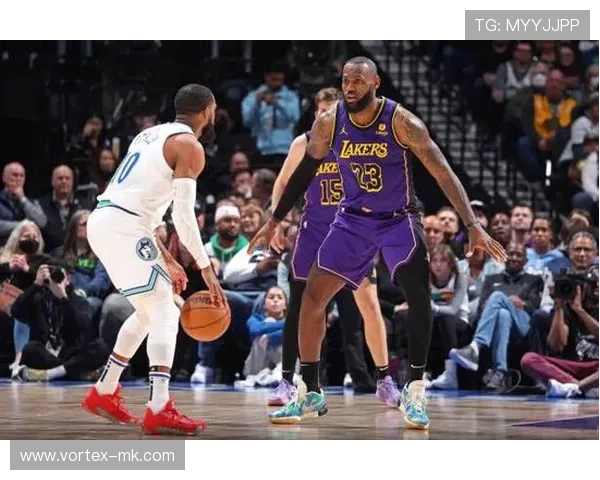 普林斯湖人铁翼助力球队逆转取胜，展现强劲实力